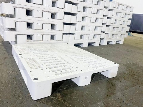 پارس پالت | سفارش تولید پالت پلاستیکی سفید بهداشتی